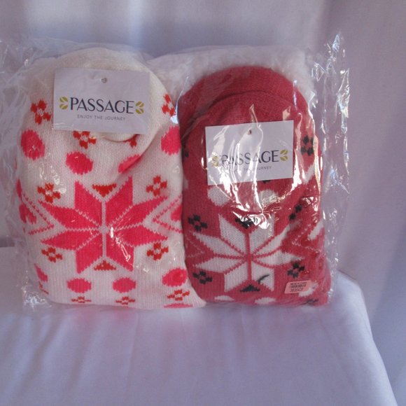 Set of 2 Pairs White and Fuchsia Snowflake Pattern with Inside Sherpa - Picture 12 of 12